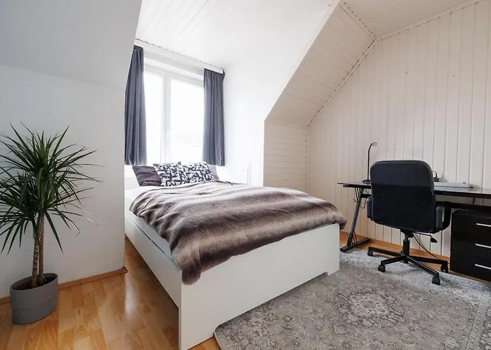 Cozy Near Center *